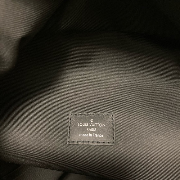 LOUIS VUITTON
Monogram Eclipse Discovery - Picture 14 of 16